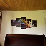 Chambre En Bois Dans Une Ancienne Batisse