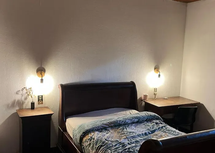 Chambre En Bois Dans Une Ancienne Batisse